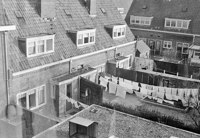 818914 Gezicht op de was aan de waslijn in de tuin van het huis Vijgeboomstraat 34 te Utrecht, vanuit het huis Ondiep 67bis.